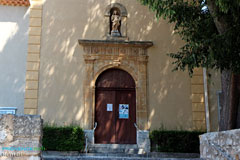 Meyreuil, church door