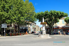 Noves, square and fountain