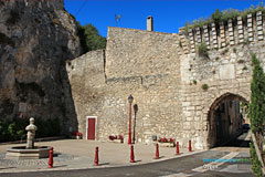 Orgon, village gate