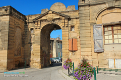 Peyrolles en Provence, porte d'entrée de la cour du château Peyrolles en Provence, porte d'entrée de la cour du château