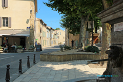 Rognes, place et fontaine