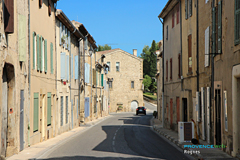 Rognes, rue dans le village Rognes, rue dans le village