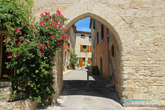 Saint Mitre les Remparts, ramparts gate and street