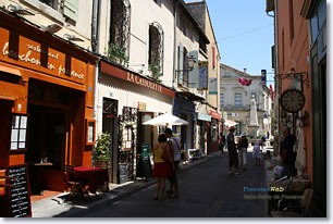 Saint Rémy de Provence, rue avec restaurants et boutiques