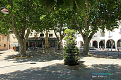 Saint Victoret, place avec fontaines et terrasse de café