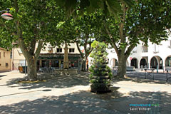 Saint Victoret, place avec fontaines et terrasse de café Saint Victoret, place avec fontaines et terrasse de café