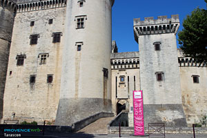 Tarascon, entrance to the castle