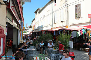 Tarascon, terrasse un jour de marché
