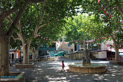 Velaux, place et fontaine