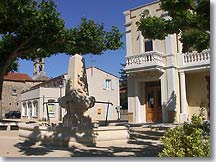 Verquières, place et fontaine