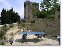 Châteauneuf de Mazenc, terrasse avec vue sur les ruines du château Châteauneuf de Mazenc, terrasse avec vue sur les ruines du château