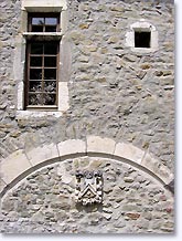 Châteauneuf de Mazenc, blason gravé sur un mur de pierre, cliquez pour agrandir