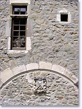 Chteauneuf de Mazenc, blason grav sur un mur de pierre, cliquez pour agrandir