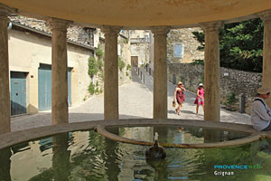 Grignan, inside the large fountain