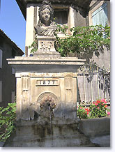 Mollans sur Ouvèze, fontaine fleurie