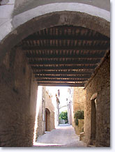 Mollans sur Ouvèze, passage couvert Mollans sur Ouvèze, passage couvert