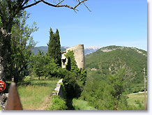 Montbrun les Bains, tour et vue sur le Mont Ventoux