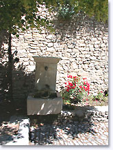 Montbrun les Bains, fontaine fleurie