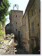 Montbrun les Bains, rue montant vers le campanile