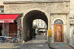 Nyons, porte de la ville médiévale, porte Saint-Jacques Nyons, porte de la ville médiévale, porte Saint-Jacques