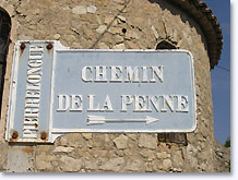 Pierrelongue, panneau indicateur du Chemin de la Penne Pierrelongue, panneau indicateur du Chemin de la Penne