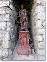 Pierrelongue, statue