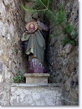 Pierrelongue, statue