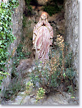 Pierrelongue, statue
