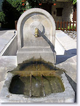 Pierrelongue, fontaine