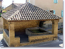 Rochegude, fontaine et lavoir