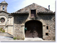 Roussas, porte et église