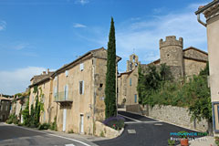 Rousset les Vignes, dans le village