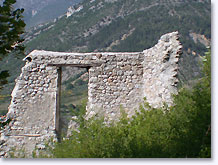 Sahune, mur en ruines donnant sur la montagne