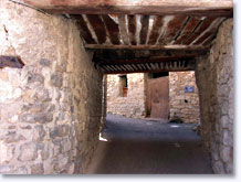 Saint Auban sur l'Ouvèze, passage avec poutres