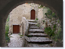 Saint May, vaulted passageway