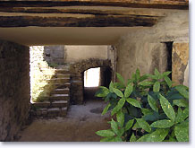 Sainte Euphémie sur Ouvèze, passage avec poutres Sainte Euphémie sur Ouvèze, passage avec poutres