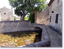 Solérieux, plan d'eau et ruelle