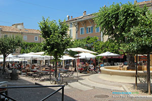 Saint Paul Trois Châteaux, place, restaurants et fontaine