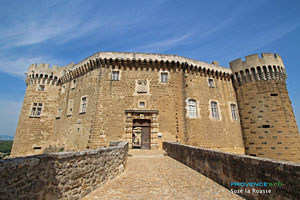 Suze la Rousse, the castle