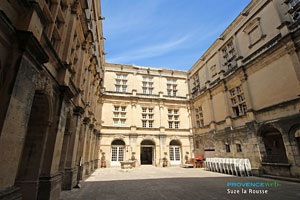Suze la Rousse, castle courtyard