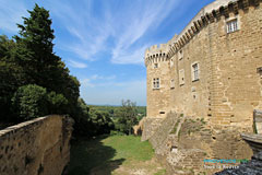 Suze la Rousse, tour du château et fossé