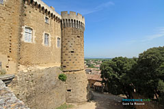 Suze la Rousse, tour du château et paysage