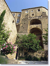Suze la Rousse, castle walls