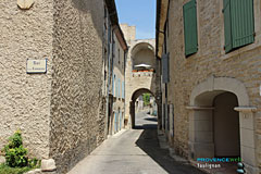 Taulignan, terrasse sur porte voûtée