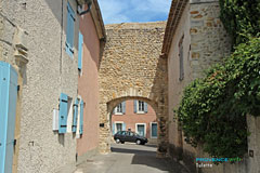 Tulette, porte dans les remparts Tulette, porte dans les remparts