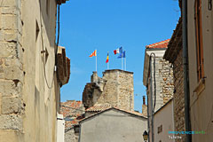 Tulette, tour et drapeaux