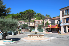 Les Adrets de l'Estérel, place et fontaine