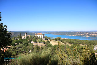 Aiguines, le chteau dominant le lac de Sainte Croix