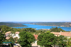 Aiguines, vue sur le lac de Sainte Croix Aiguines, vue sur le lac de Sainte Croix