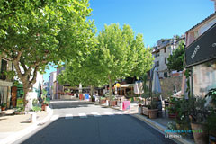 Aiguines, rue principale avec ses terrasses de restaurants Aiguines, rue principale avec ses terrasses de restaurants